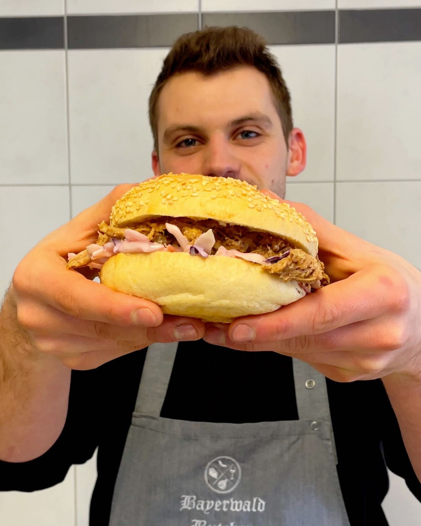 Am Mittwoch, den 23.03 gibt‘s wieder leckere Pulled Pork Burger 🍔
Bei @metzgereizankl in Saulburg und in Wörth!

Nur solange der Vorrat reicht! 🔥
Um Vorbestellung wird gebeten.

#pulledpork #burger #grill #grillen #bbq #butchersofinstagram #bayerwaldbutcher